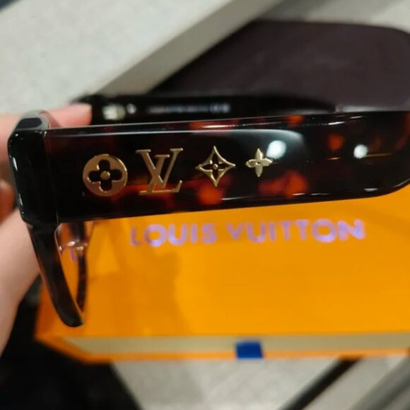 Louis Vuitton Sunglasses | Black Frame | Gradient Brown Lenses | Oversized Cat-E - Picture 3 of 5